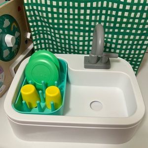 Lovevery sustainable Sink with bio-based cups and plates